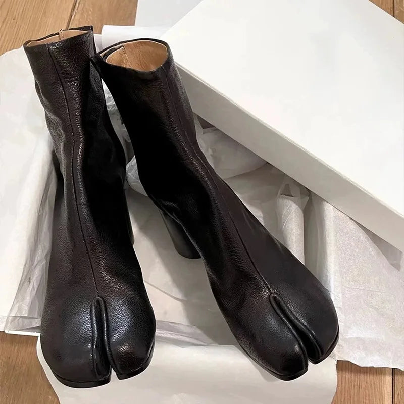 2025 Design Leather Tabi Boots Fashion Round Toe Chunky Mid Calf Boots Autumn Winter Split Toe Shoes