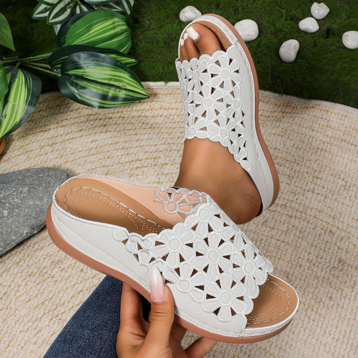 Women Slippers Elegant Floral Comfort Sandals Hollow-Cut Stylish Wedge Slippers Designer Versatile Slides Women Beach Shoes