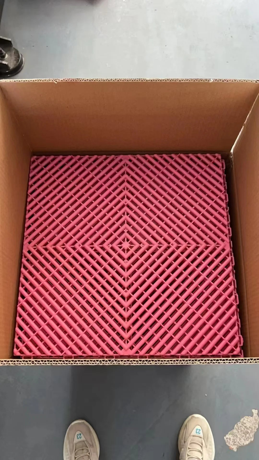 40PCS Pvc Garage Floor Tiles High Quality Pvc Car Garage Flooring Mat PP Plastic Interlocking Car Wash Room Tiles
