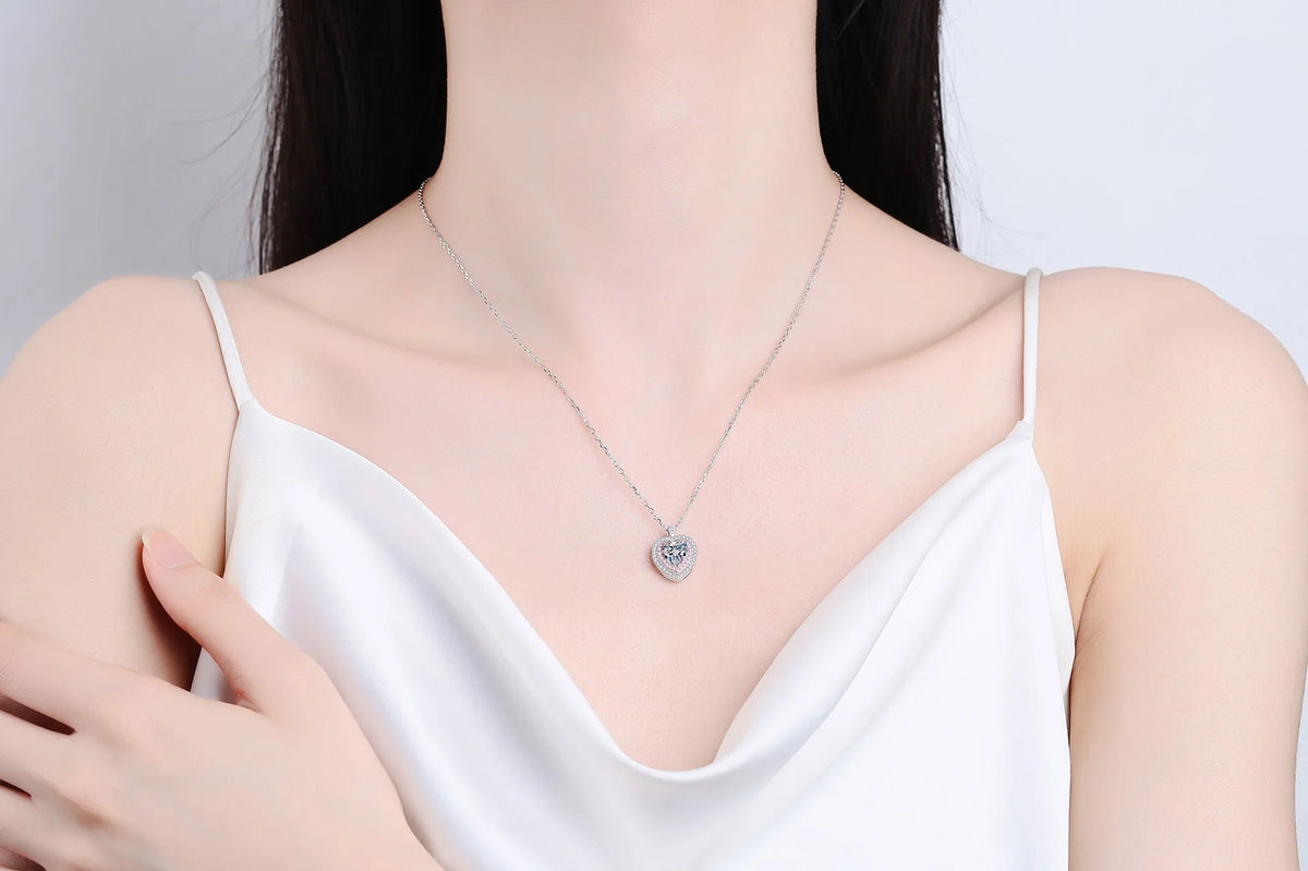 PT950 Platinum Heart Bezel Pendant for Women, 1 Carat Moissanite Chic Accessory Perfect For Workplace Matching