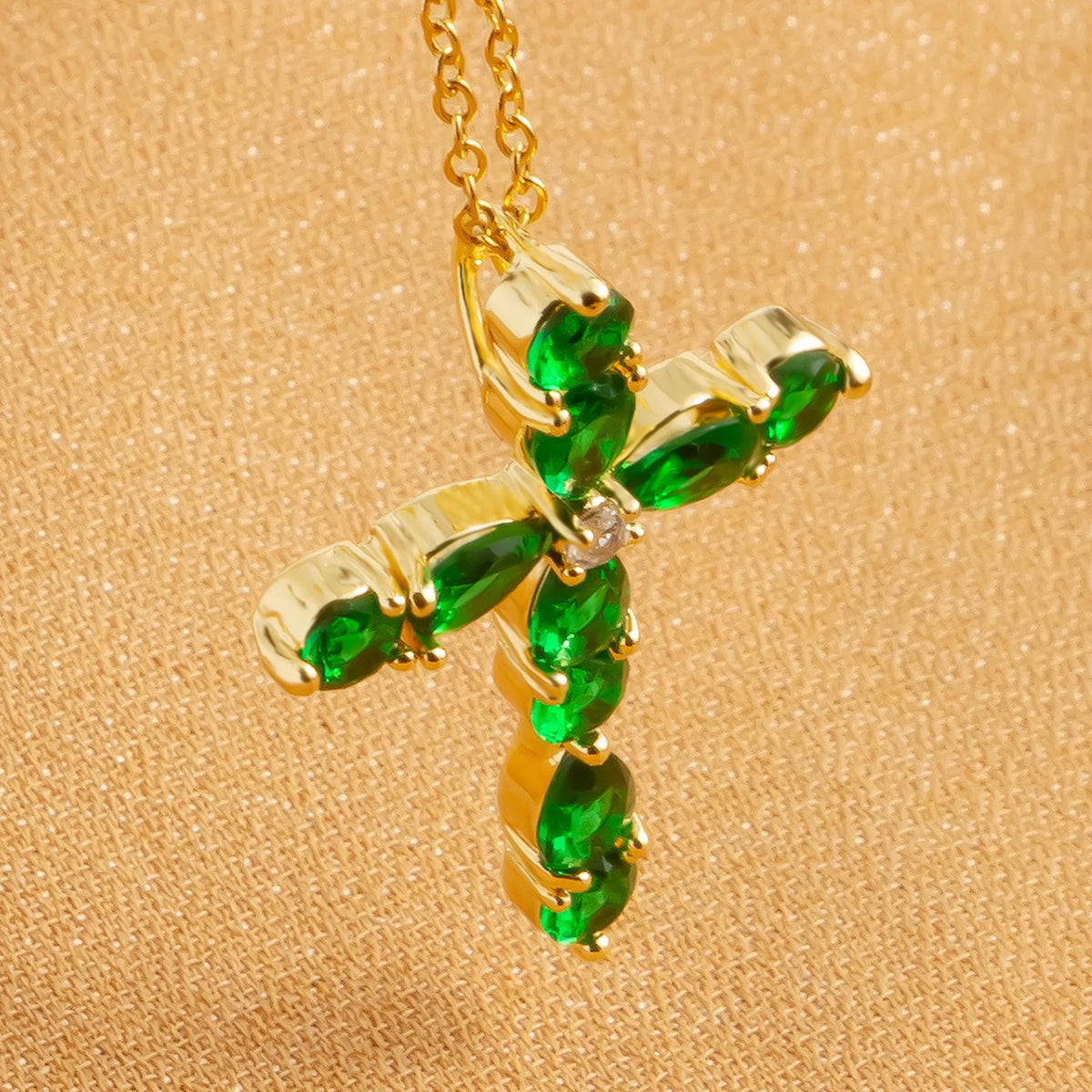 Cubic Zirconia Cross Water Diamond Pendant for Women's Fashion Sexy Golden Hypoallergenic Jewelry Gift Party Banquet Necklace
