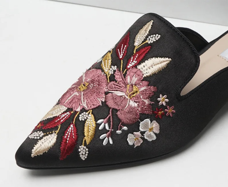 Silk Embroidery Mules Shoes Woman Brand Luxury Slippers Flats Pointed Toe Slides Floral Home Slippers Cozy Slip On Flip Flops