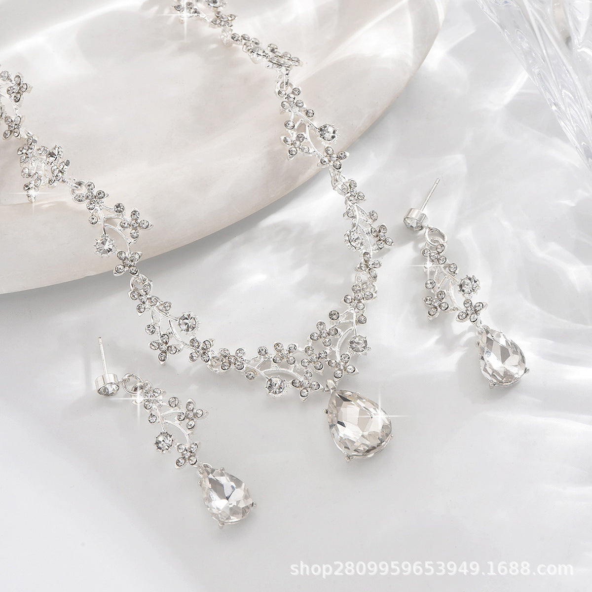 Vintage Light Luxury Crystal Drop Necklace Earrings suit Fashion Elegant Bridal Dress Accessories Necklace Jewelry Goods
