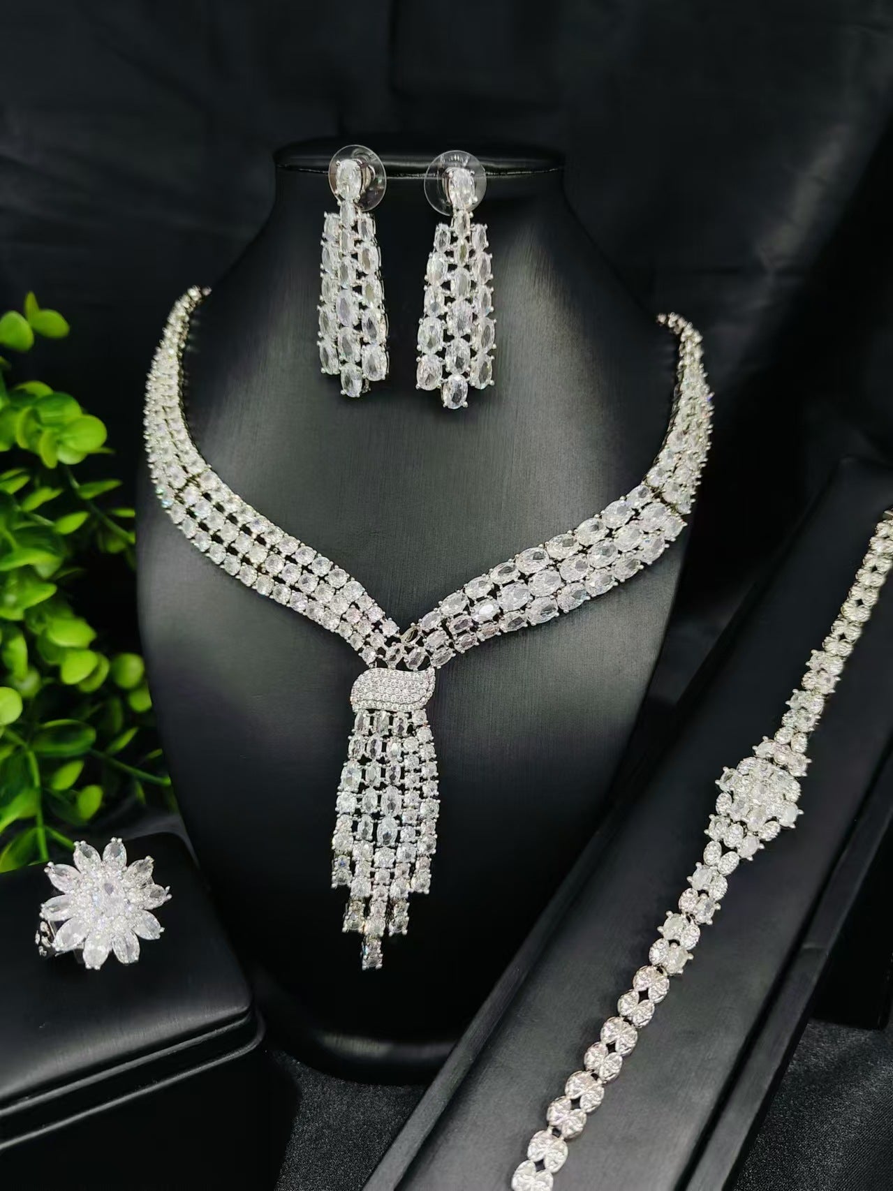 Brilliant Diamond-Filled Bridal Wedding Attire, Wedding Jewelry Set with Zircon Tassels, Jewelry Necklace, Earrings, Ring, Four-Piece Set