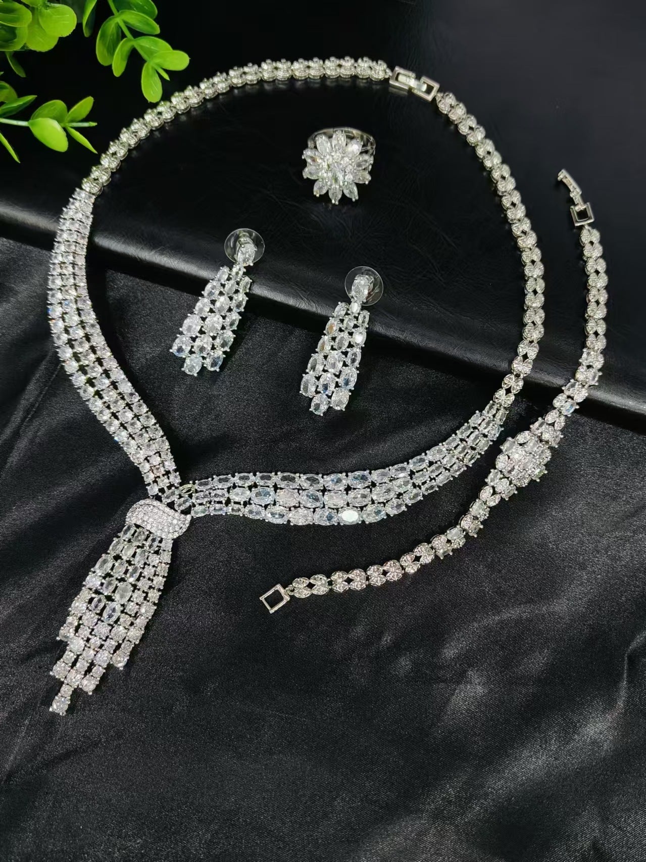 Brilliant Diamond-Filled Bridal Wedding Attire, Wedding Jewelry Set with Zircon Tassels, Jewelry Necklace, Earrings, Ring, Four-Piece Set
