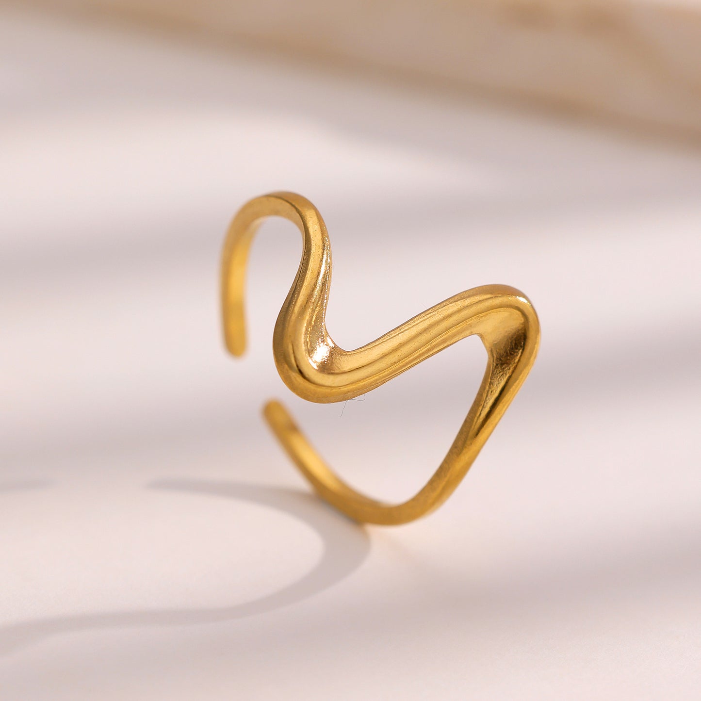 European and American Fashionable Simple Stainless Steel Ring for Women, Non-Fading 18K Gold Jewelry, Niche High-End Line Hand Jewelry