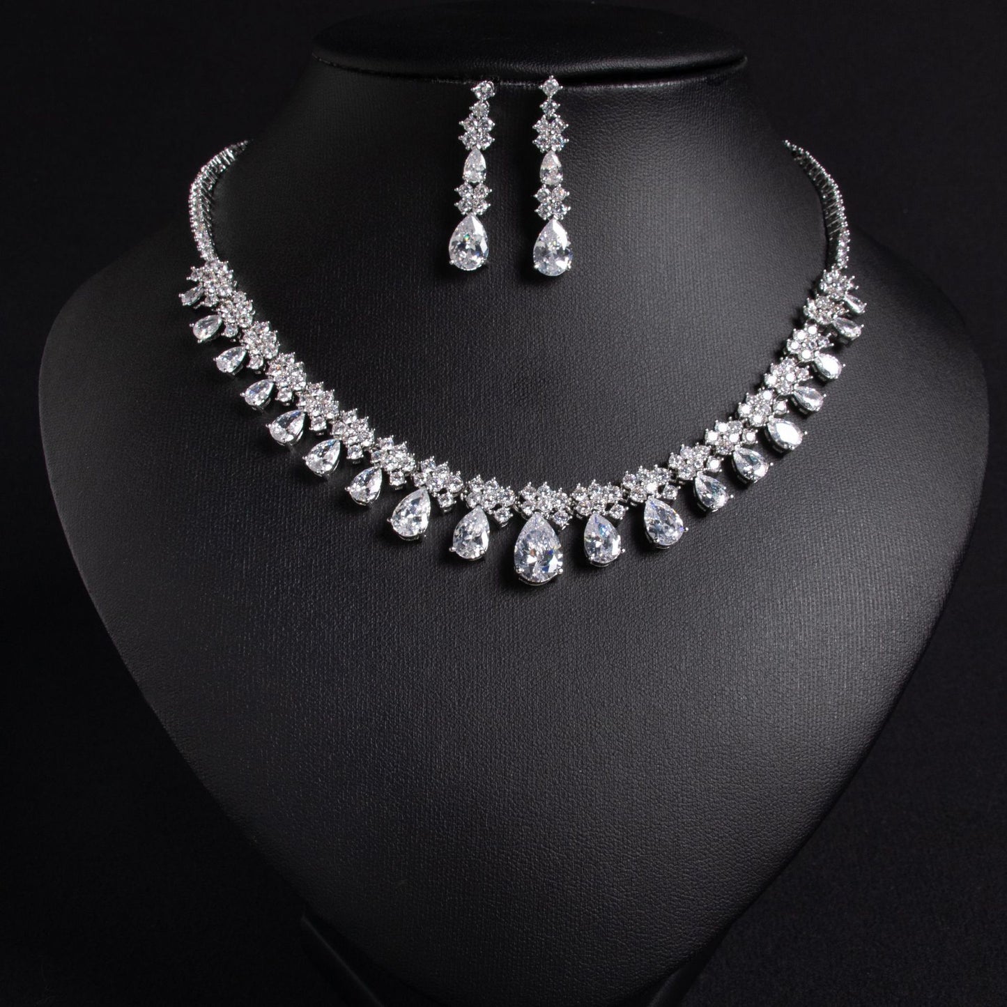 Japanese and Korean style clavicle chain simple new zircon water drop necklace dress temperament earrings jewelry two-piece bridal jewelry