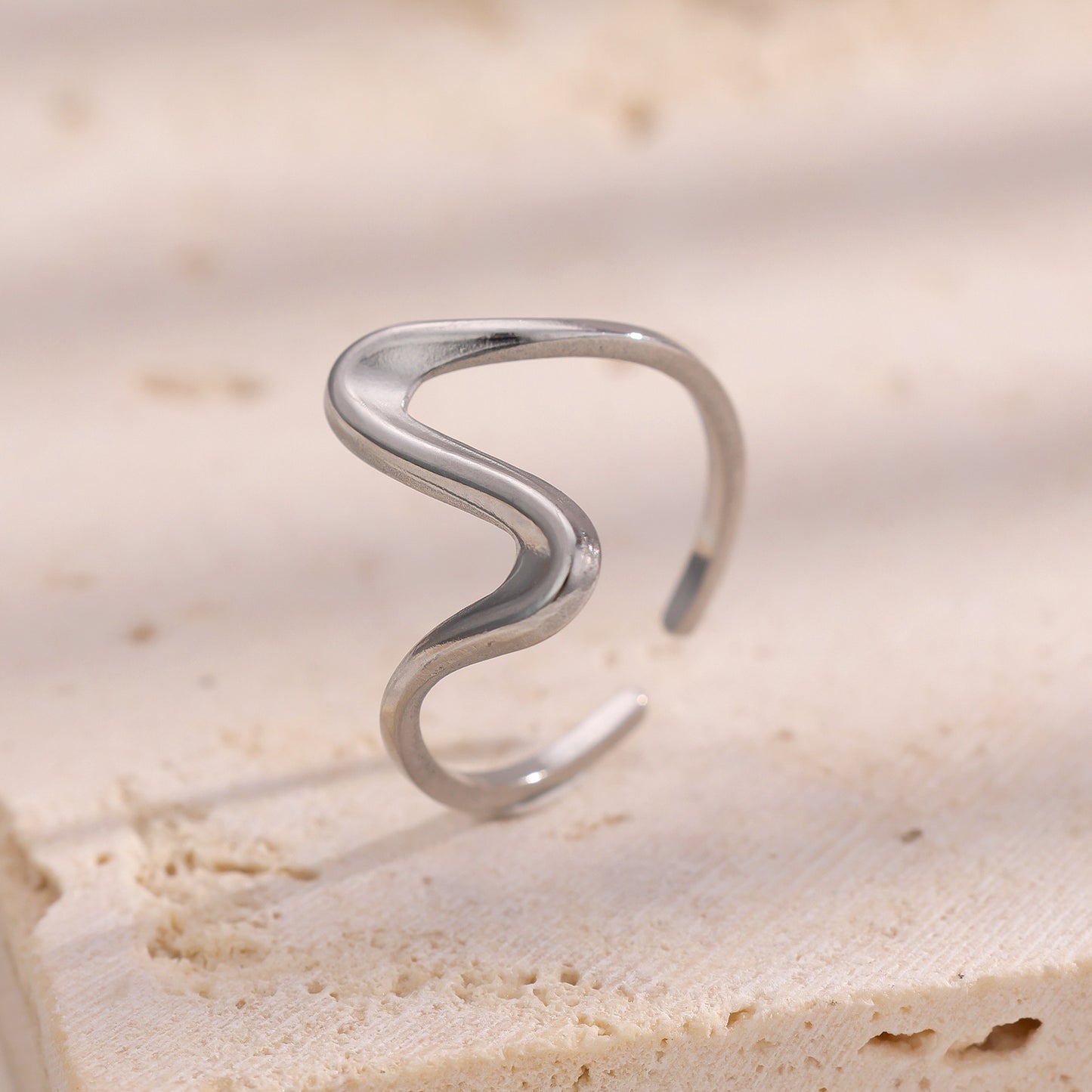 European and American Fashionable Simple Stainless Steel Ring for Women, Non-Fading 18K Gold Jewelry, Niche High-End Line Hand Jewelry