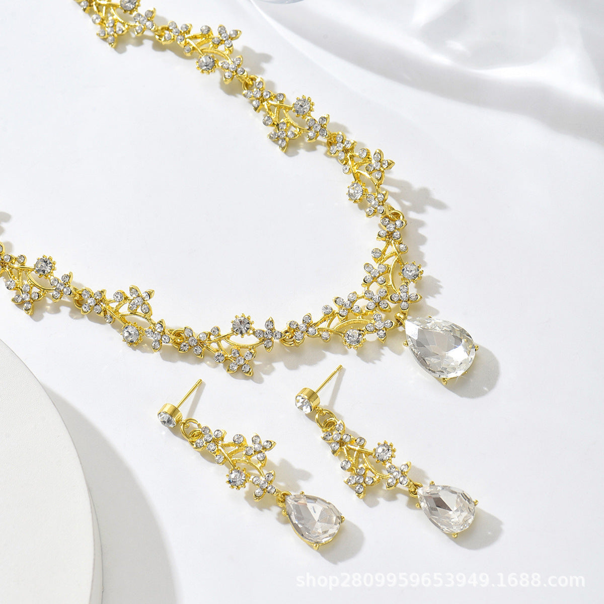 Vintage Light Luxury Crystal Drop Necklace Earrings suit Fashion Elegant Bridal Dress Accessories Necklace Jewelry Goods
