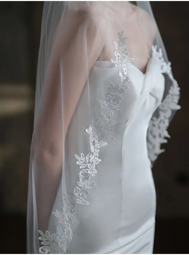 Exquisite Bridal White Veil Plain Tulle Handmade Lace Appliqued Fingertip Brides Headdress Veil with Hair Comb V683