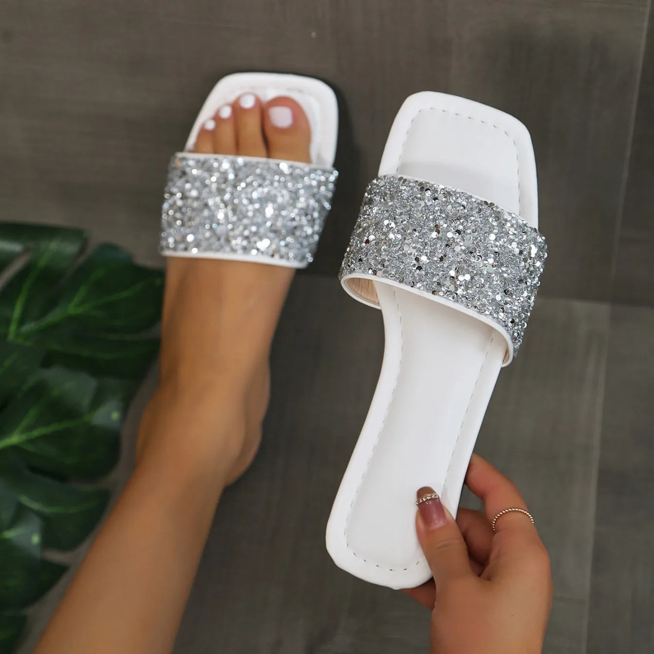 Glitter Bling Women Slippers Summer New Flat Beach Slippers Women Outdoor Luxury Sandals Designer Plus Size Shoes Slides Women