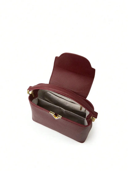 A fashionable crossbody bag with detachable shoulder straps and pebble-patterned leather for ladies