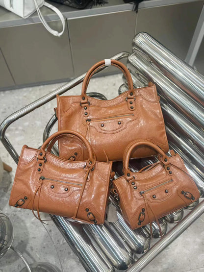 2026 Luxury Design Le City Rivet Motorcycle Bag Leather Leather Leather Handheld Women's Bag Trendy Fashion Single Shoulder Diag