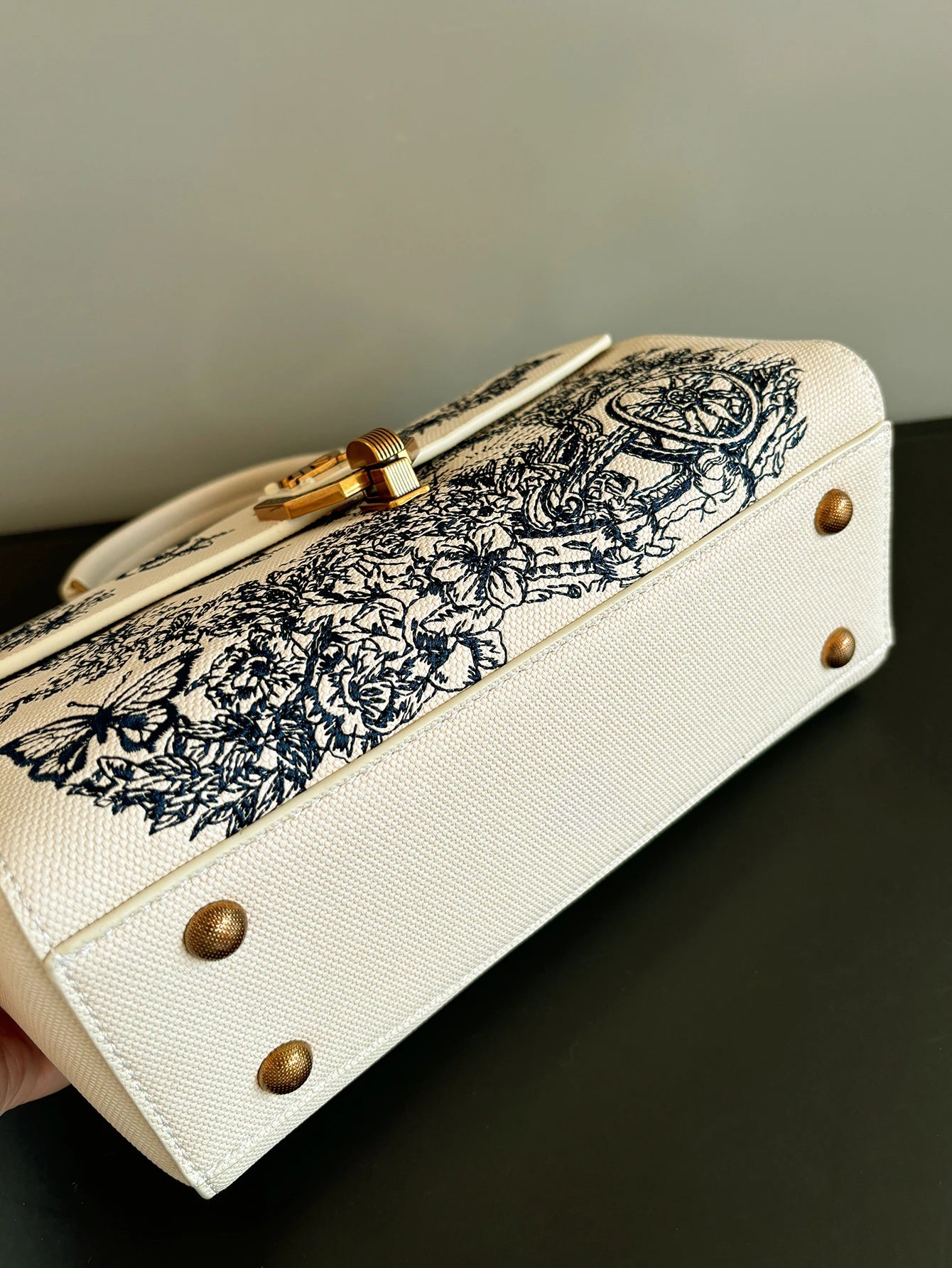 New fashion 2026 luxury handbag high quality niche design high sense embroidery western style small square bag with double-sided