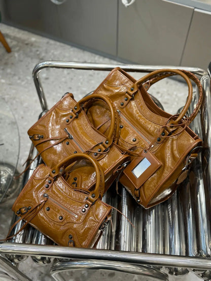 2026 Luxury Design Le City Rivet Motorcycle Bag Leather Leather Leather Handheld Women's Bag Trendy Fashion Single Shoulder Diag