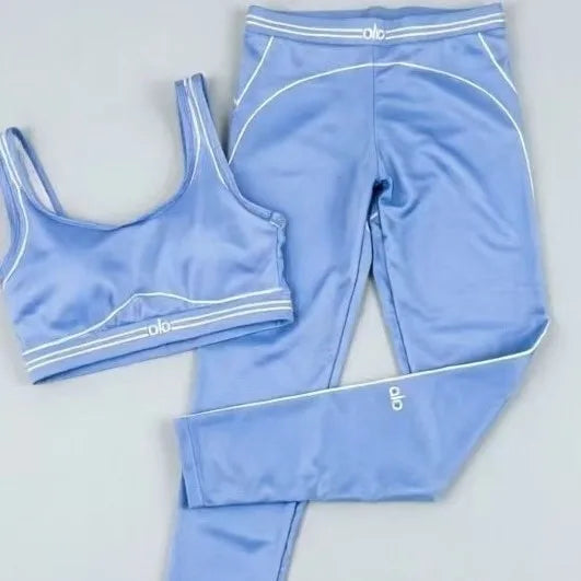Slim Fit Workout Outfit with Stretch Fabric and Modern Graphic Design