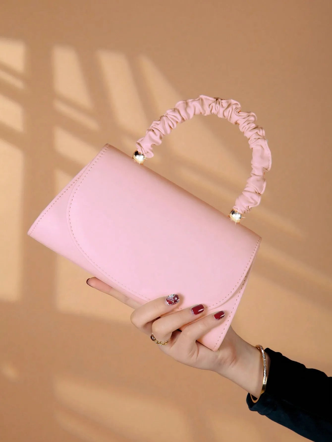 Elegant light luxury solid color women's handbag, fashionable and romantic banquet clutch, suitable for women's daily use.