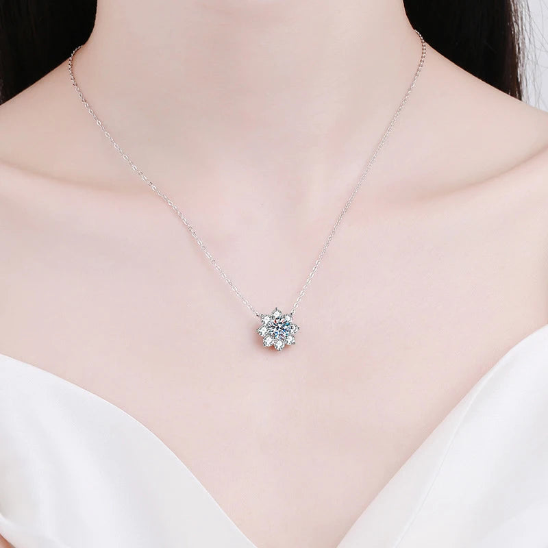 NeeTim 1CT Moissanite Sparkling Necklace For Woman Pendant 925 Silver Plated with White Gold Chains Party Bridal Fine Jewelry