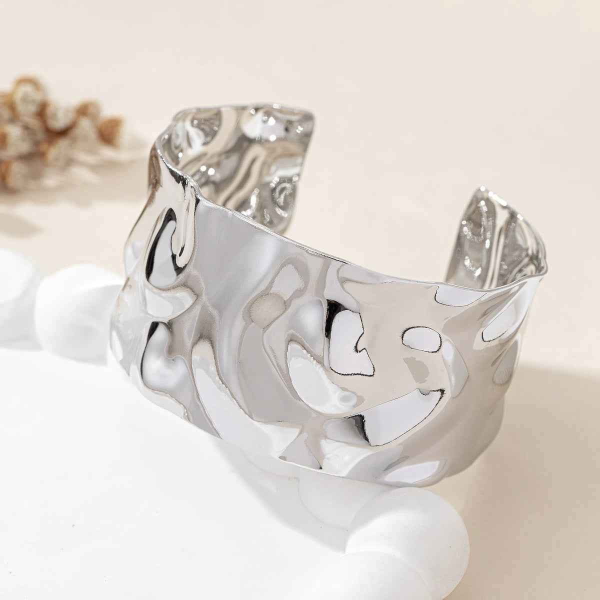 A Fashionable Women's Open Bracelet in Bohemian Style with Adjustable Hammered Texture, Suitable for Daily Wear and Vacations