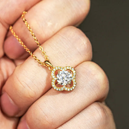 Luxury 100% Real 18k Gold Lucky Grass Pendant Clavicle Chain Women's Moissanite Pendant Necklace