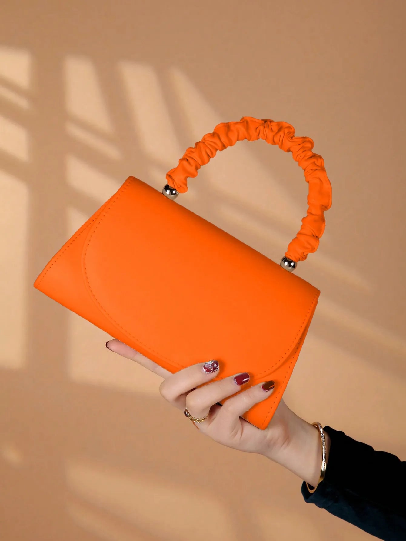 Elegant light luxury solid color women's handbag, fashionable and romantic banquet clutch, suitable for women's daily use.