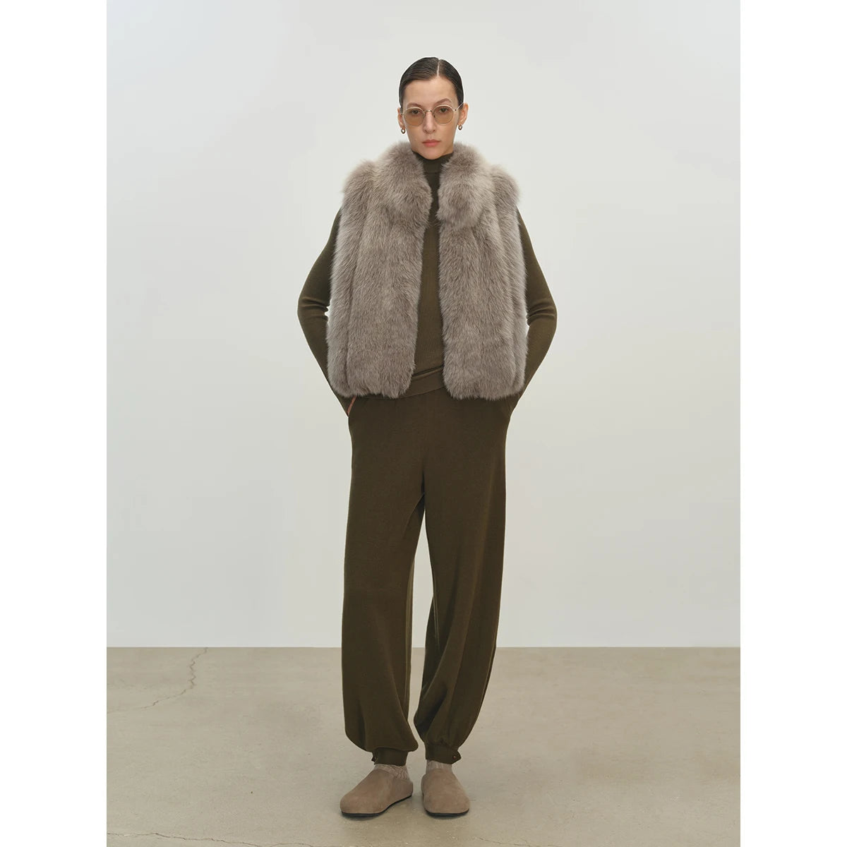 Stylishly stacked, blue fox imported from Finland, back hair, stand-up collar, vertical row fur, vest short Shu Jeju Xuejing