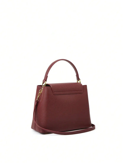 A fashionable crossbody bag with detachable shoulder straps and pebble-patterned leather for ladies