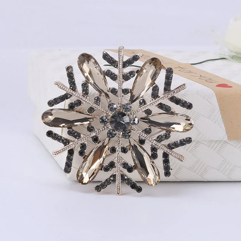 High-grade Rhinestone Snowflake Brooch Female Exquisite Jewelry Banquet Wedding Brooches Clothing Corsage Crystal Flower Badge