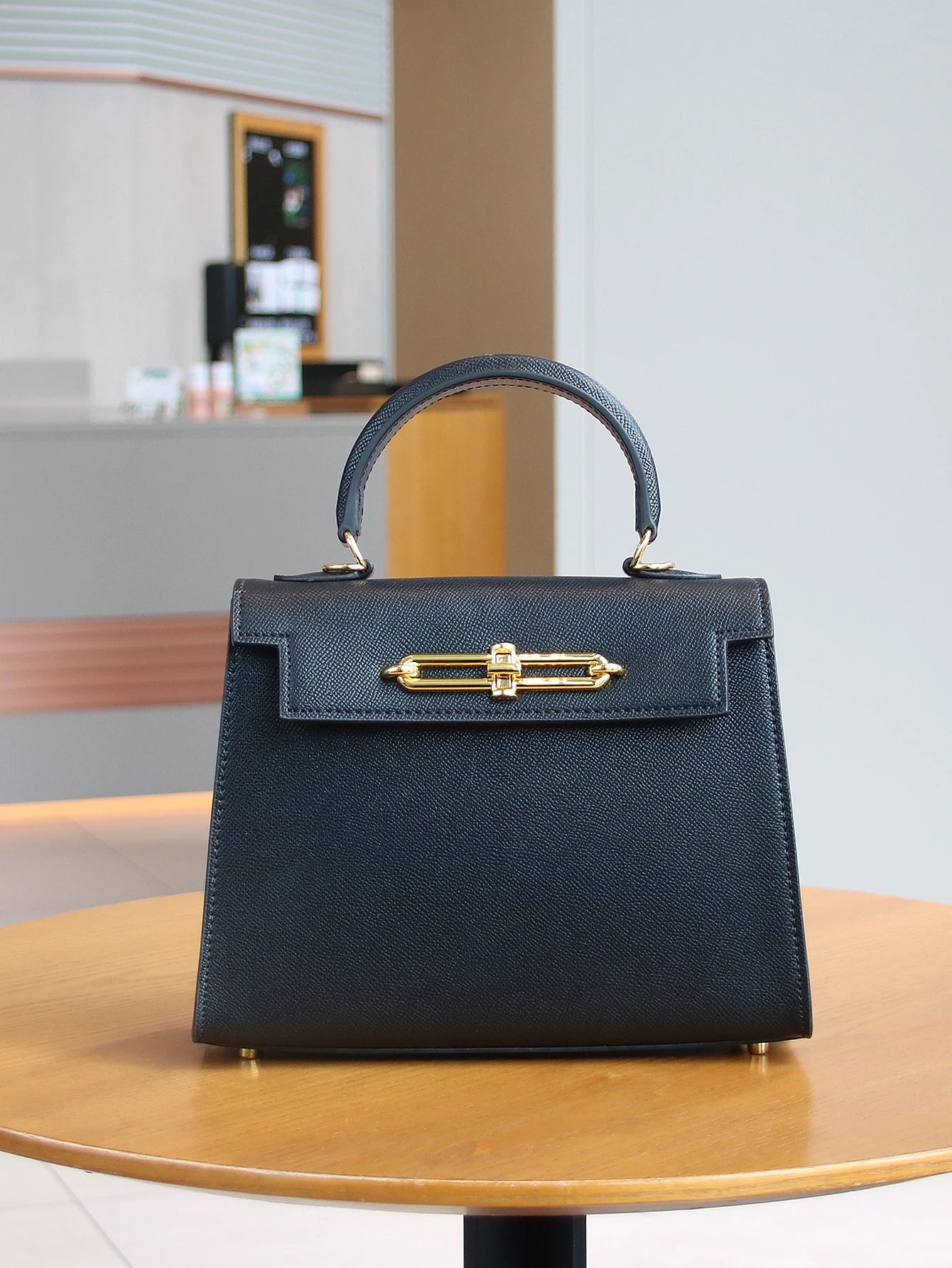 2026 High-End Portable Fashion Ladies Bag Temperament Small Bag Palm Crocodile Handbag OL Commuter Joker Work Bag Light Luxury S