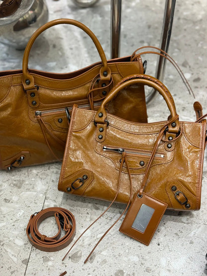 2026 Luxury Design Le City Rivet Motorcycle Bag Leather Leather Leather Handheld Women's Bag Trendy Fashion Single Shoulder Diag