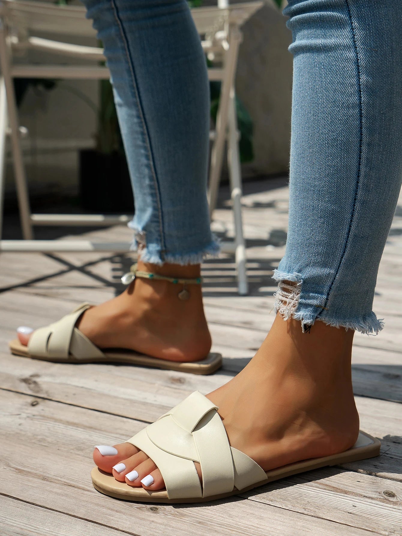 Designer Woman Flat Slippers 2026 New Woven with Comfortable Women's Shoes Casual Bottom Slippers Summer Women Sandals