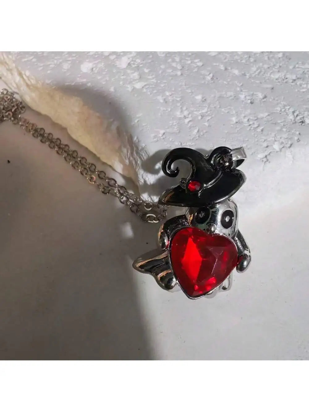Gothic Punk Bat Wings and Heart-Shaped Resin Pendant Necklace - Dark Fantasy Style Alloy Chain, Halloween Gift for Women, Casual Fashion Accessories