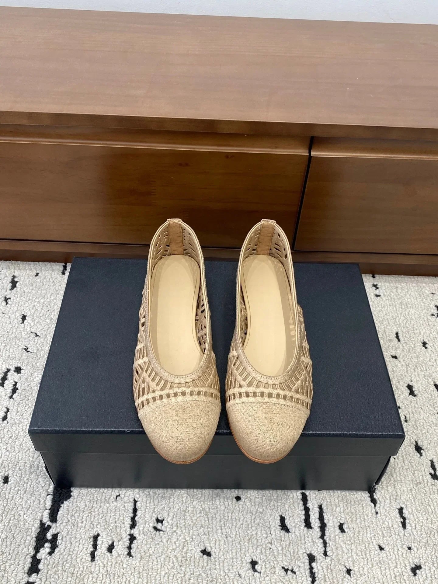 Luxury Brand Casual Flats Women's Fashion Slip-on Casual Shoes Hand-woven Versatile Flats Retro Casual Shoes Woven Cutout Design