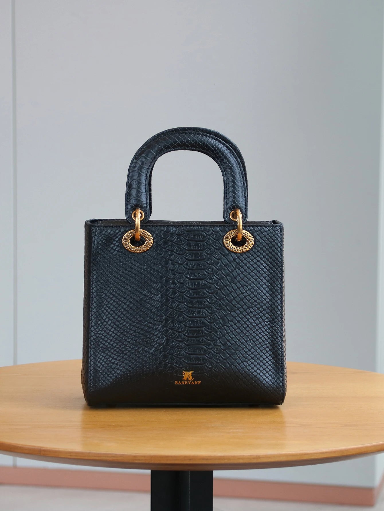 2026 New Fashion Luxury Snake Lady Handbag Niche Design Advanced Texture Temperament Exotic Small Bag Commuter Joker Shoulder Me