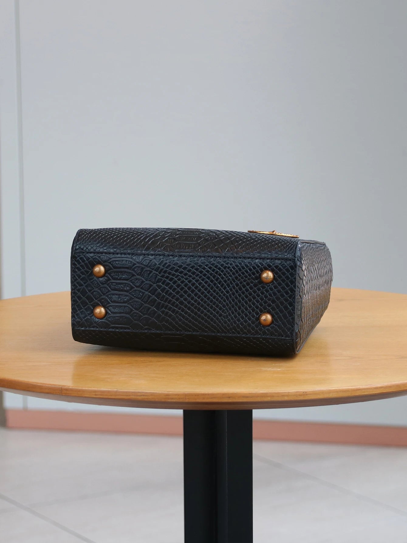 2026 New Fashion Luxury Snake Lady Handbag Niche Design Advanced Texture Temperament Exotic Small Bag Commuter Joker Shoulder Me