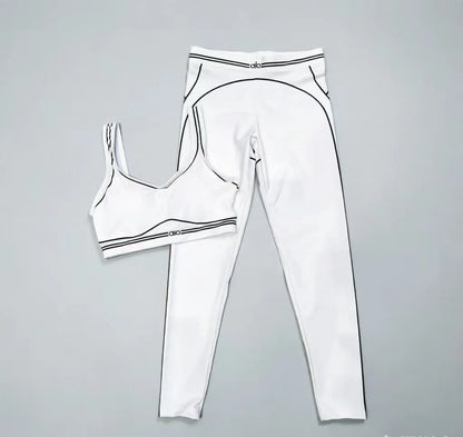 Slim Fit Workout Outfit with Stretch Fabric and Modern Graphic Design