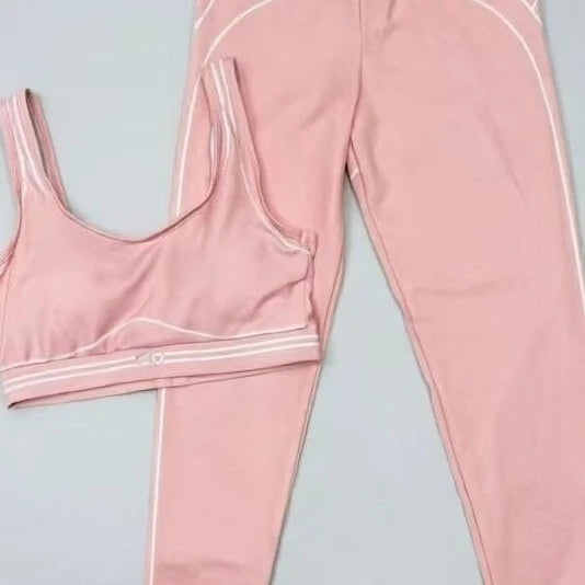 Slim Fit Workout Outfit with Stretch Fabric and Modern Graphic Design
