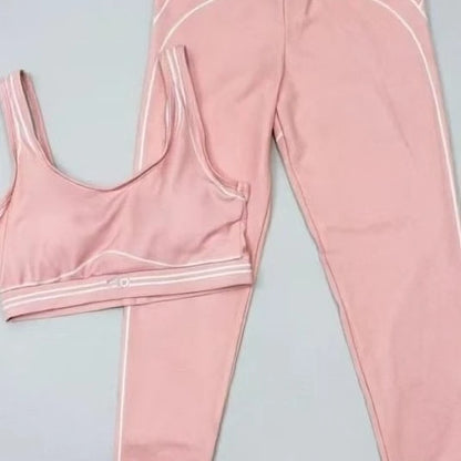 Slim Fit Workout Outfit with Stretch Fabric and Modern Graphic Design