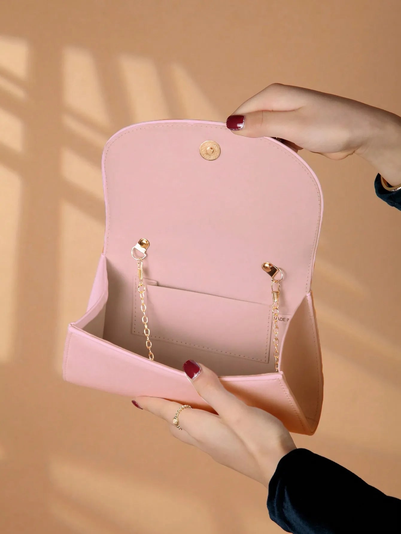 Elegant light luxury solid color women's handbag, fashionable and romantic banquet clutch, suitable for women's daily use.