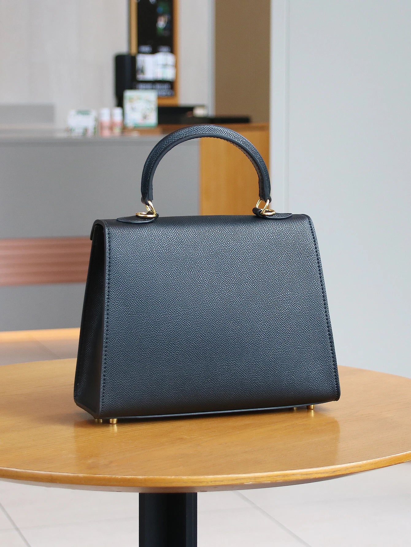 2026 High-End Portable Fashion Ladies Bag Temperament Small Bag Palm Crocodile Handbag OL Commuter Joker Work Bag Light Luxury S