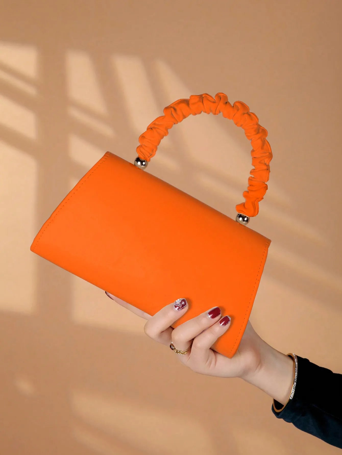 Elegant light luxury solid color women's handbag, fashionable and romantic banquet clutch, suitable for women's daily use.