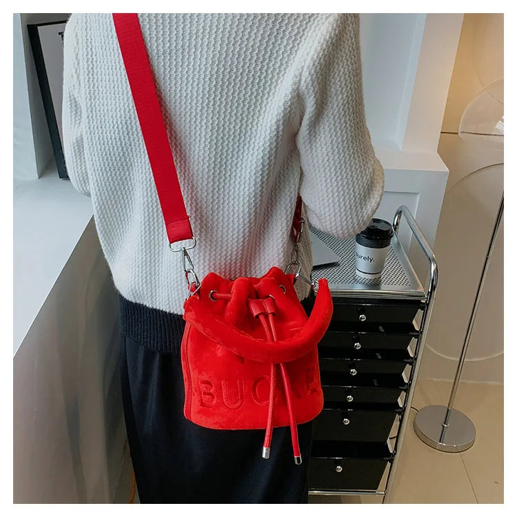 New Fashion Women's Bucket Bag Trend Brand Personality Plush Shoulder Bag High-end Elegant Crossbody Bag Designer Luxury Handbag