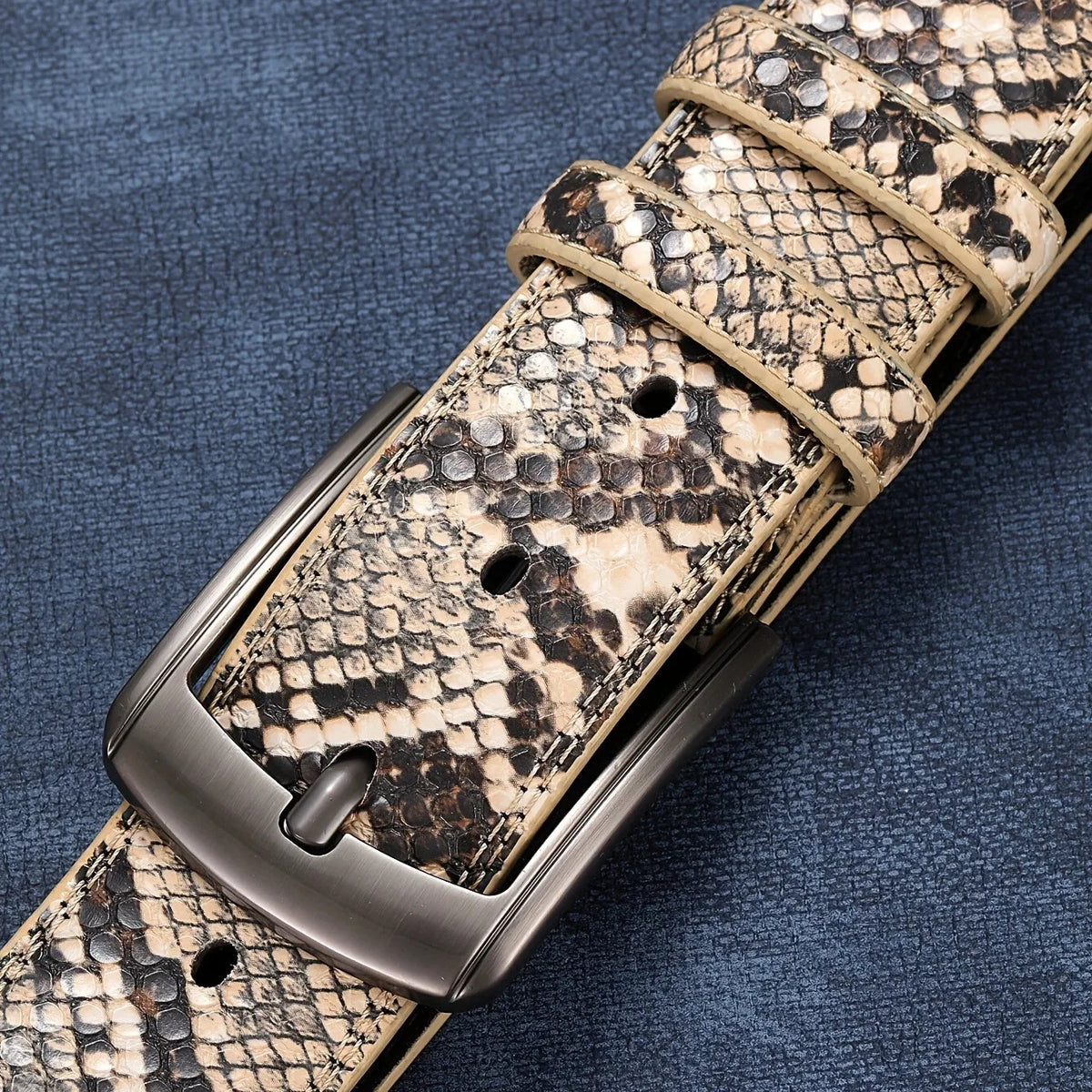 The new men's button-fastening belt is trendy, simple and elegant, and highly versatile. It is suitable for daily outings.