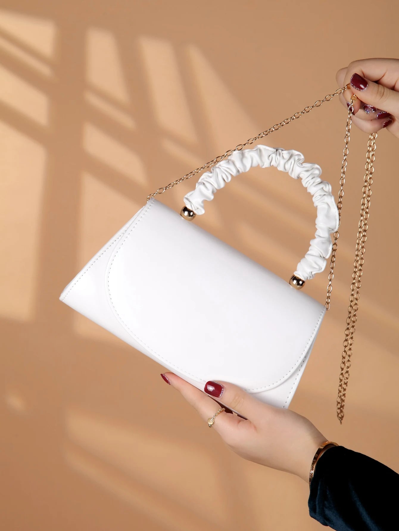 Elegant light luxury solid color women's handbag, fashionable and romantic banquet clutch, suitable for women's daily use.