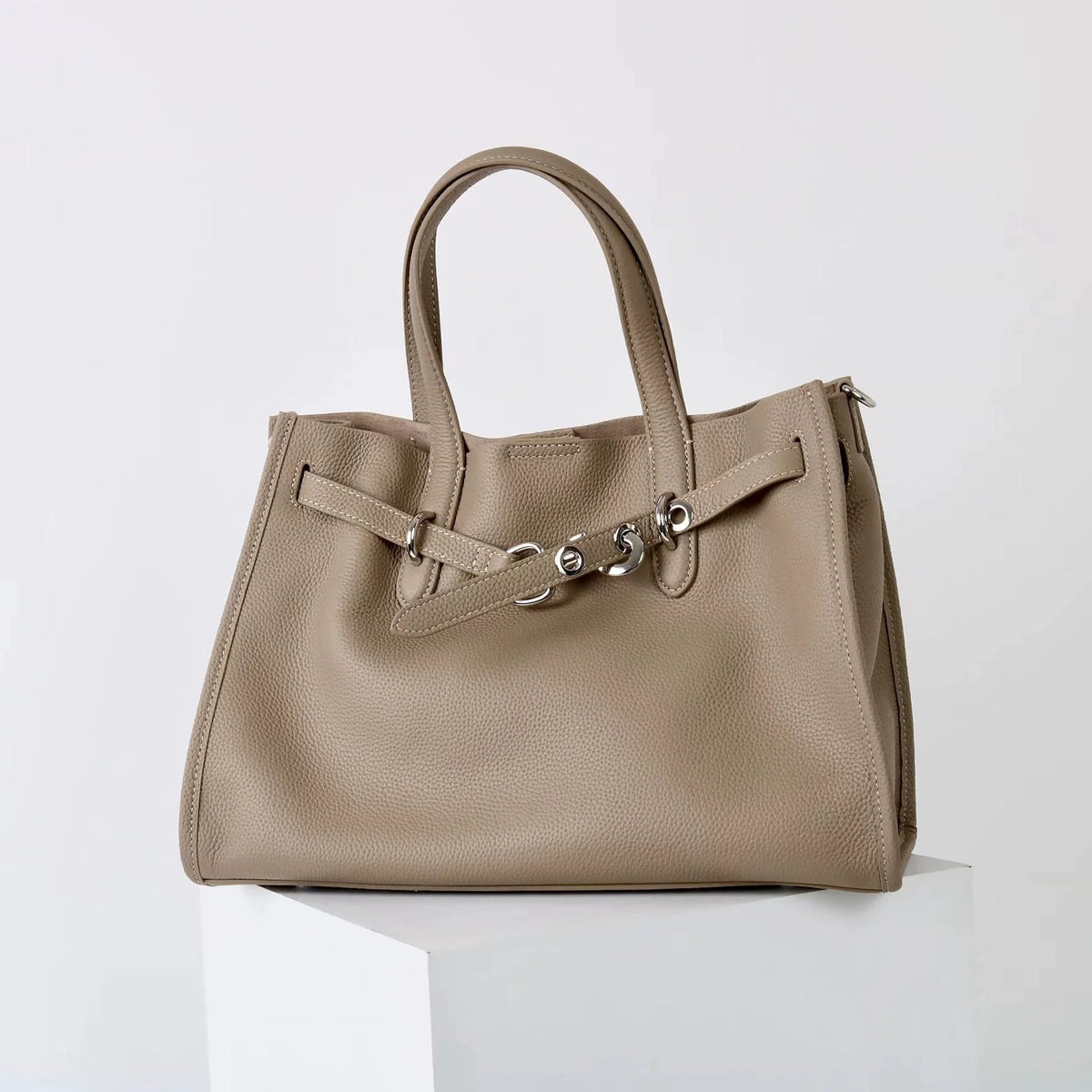 2026 Top grade Women's Genuine Leather Bag High Quality Casual Versatile Handbags Female Shoulder Bags Commute Totes Coffee