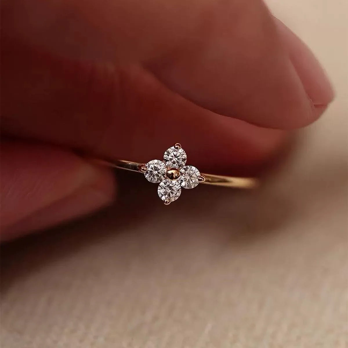 925 Thai Silver Inlaid Four Leaves Clover Zirconia Flower Ring for Women Simple Elegant Good Luck Anniversaries Jewelry Gift