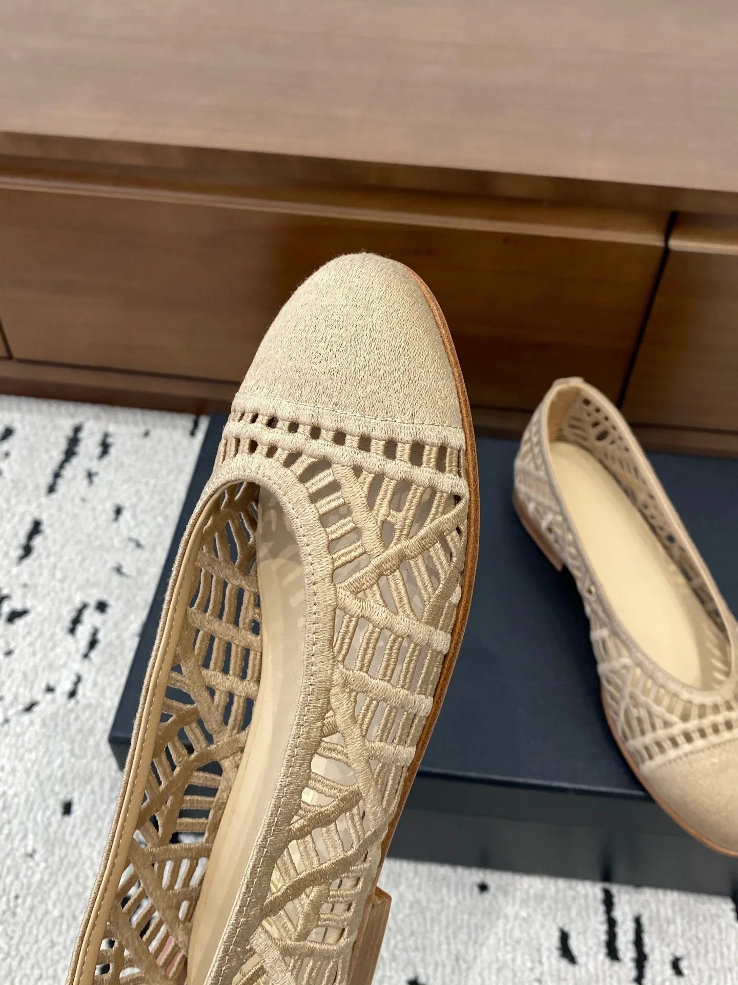 Luxury Brand Casual Flats Women's Fashion Slip-on Casual Shoes Hand-woven Versatile Flats Retro Casual Shoes Woven Cutout Design