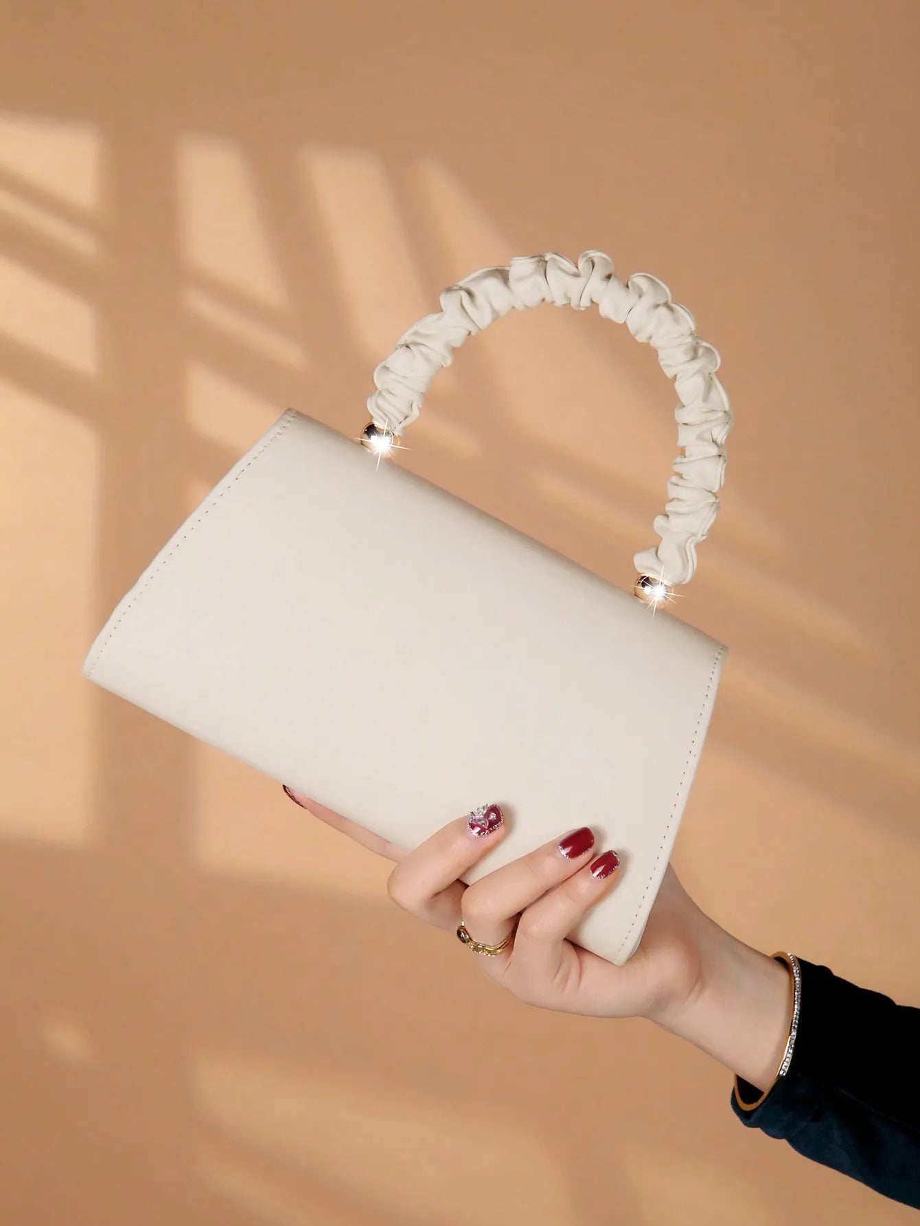 Elegant light luxury solid color women's handbag, fashionable and romantic banquet clutch, suitable for women's daily use.