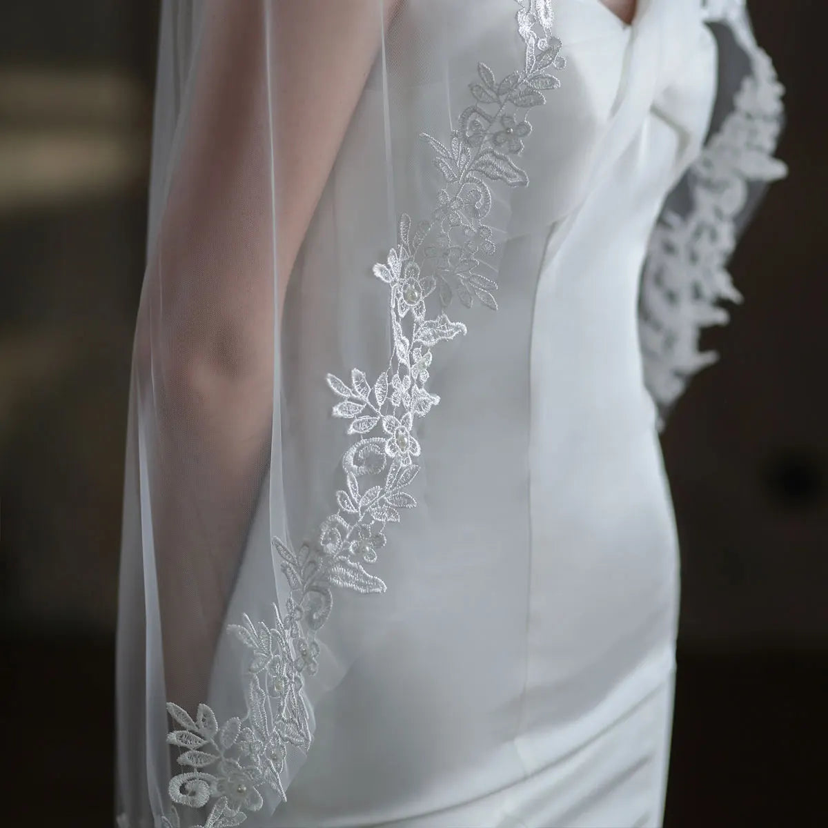 Exquisite Bridal White Veil Plain Tulle Handmade Lace Appliqued Fingertip Brides Headdress Veil with Hair Comb V683