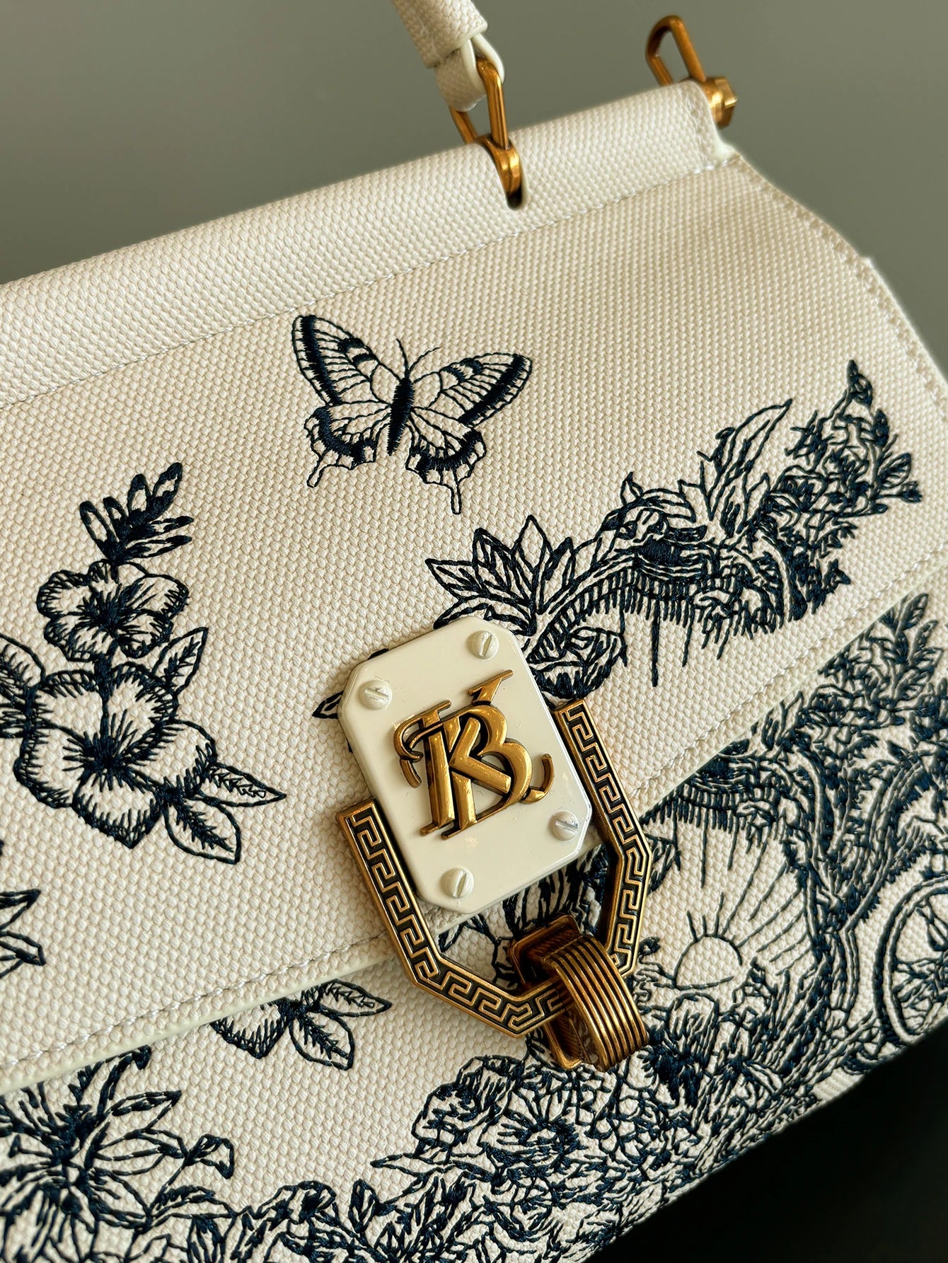 New fashion 2026 luxury handbag high quality niche design high sense embroidery western style small square bag with double-sided